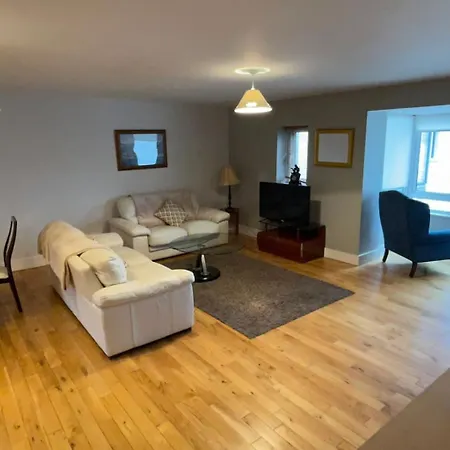 3 Bedroom Harbour View In アパート キンセール