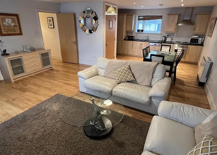 アパート 3 Bedroom Harbour View In キンセール